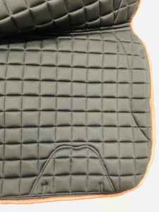 Tapis de selle de dressage en tissu satiné or rose pour cheval complet Euro Cavall 2024 - Product Image 4