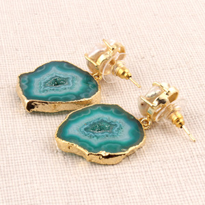 Boucles d'oreilles plaquées or jaune avec pierres d'agate verte naturelle et perles Keshi pour femmes et filles - Product Image 2