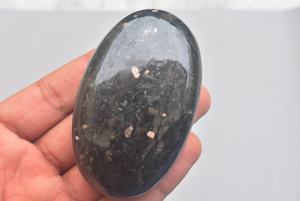 Piedra de Nuummite Natural de Alta Calidad, Gema Negra de 15.5 Pulgadas/38cm, Piedra Suelta para Joyería - Product Image 2