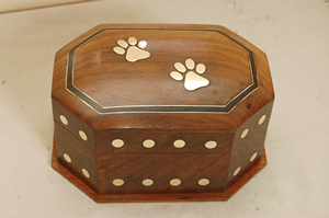 Caja de madera tallada para cenizas de mascotas, urnas de cremación de madera para cenizas de gatos y perros, urnas para mascotas al por mayor a bajo precio - Product Image 2