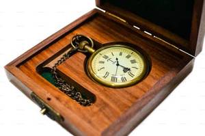 Reloj de bolsillo de barco analógico de latón de aspecto antiguo con caja de madera Cadena de reloj de bolsillo de latón antiguo CHLW044 de Calvin handcraft - Product Image 3