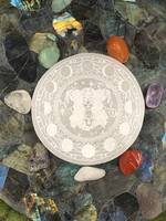 Placa de Carga de Selenita con Diseño de Rejilla Tallada de la Triple Diosa, Ecológica, para Sanación Espiritual, Cristal, Feng Shui, Estilo Budista, Alta Calidad