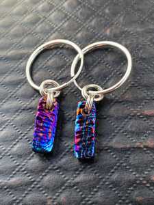 Boucles d'oreilles pendantes SJ faites à la main en Timascus Mokuti style néo-gothique, cuivre, laiton, titane, perle pour mariages, fêtes, fiançailles, anniversaires - Product Image 2