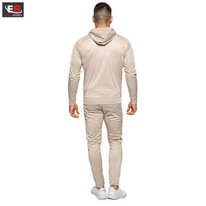 Chándal sofisticado para hombre color nude de alta calidad y ajuste moderno para una apariencia elegante y atlética hecho en forro polar de algodón 100% - Product Image 2