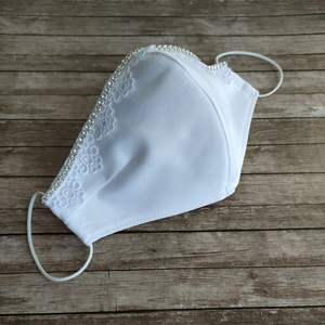 Masque facial en tissu féminin élégant avec broderie à la main Masque doux, respirant et réutilisable pour les femmes pour les fêtes et les vêtements quotidiens - Product Image 1