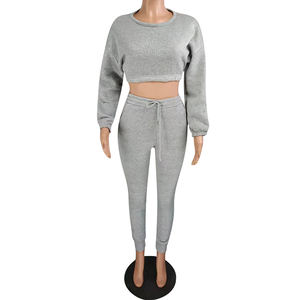 Ensemble crop top à capuche et pantalon de jogging à revers pour femme - Product Image 6
