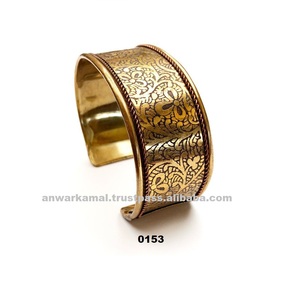 Pulseras de latón de diseño grabado con pulseras abiertas de acabado antiguo dorado para mujer - Product Image 1