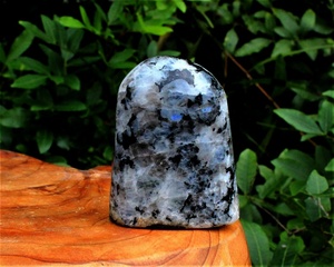 Vente en gros belle pierre de lune arc-en-ciel polie forme libre cristaux de guérison pour l'amour décoration énergie alignement illumination - Product Image 1