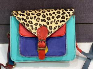 Bolso de mano de cuero reciclado, bandolera de mano de cuero colorido con estilo único - Product Image 2