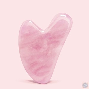 Gua Sha de Cuarzo Rosa Natural en Forma de Corazón - Product Image 3