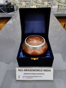 Hueso de mascota con pata de odyssey pintado a mano, urna de cremación de mascotas, suministros funerarios, Brassworld, India - Product Image 3