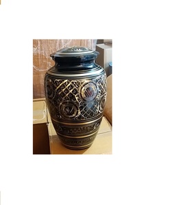 Urna de cremación de latón negro grabada en oro clásico Suministros funerarios para adultos de estilo americano de Brassworld India - Product Image 1