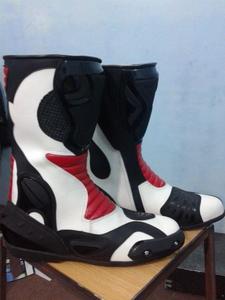 Botas de Seguridad para Motociclistas Pro Biker de Cuero para Hombre y Unisex - Calzado de Carreras Impermeable y Resistente al Fuego - Product Image 2