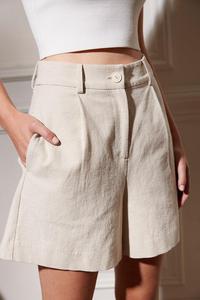 Short élégant pour femmes Tissu confortable et durable respirant pour une tenue décontractée de tous les jours avec un design moderne et élégant - Product Image 4