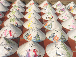 Chapeau conique vietnamien en feuille de palmier naturelle, Non La, fait main, chapeau culturel traditionnel pour souvenir, vente en gros, fournisseur Vietnamien - Product Image 1