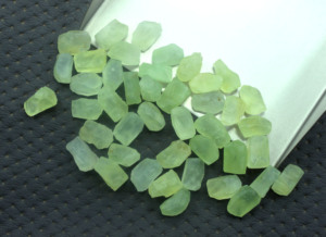 Pierre précieuse Evergreen extrait de terre 25 pièces 100% naturelle Prehnite brute en vrac connaissance intérieure brute brute - Product Image 5