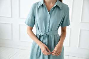 <span class=keywords><strong>Abito</strong></span> da festa elegante in 100% <span class=keywords><strong>lino</strong></span> <span class=keywords><strong>azzurro</strong></span> con design a croce, collo a revers, maniche corte, lunghezza al ginocchio, traspirante - Product Image 2