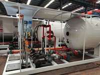 Station de protection GPL avec deux pompes à moteur et deux balances de remplissage.