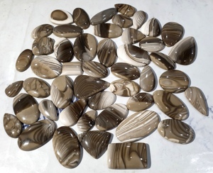 Vente en gros de pendentifs en pierre de silex naturelle de 200 grammes, magnifiques, polis, de formes variées, 24-48 mm, certifiés par un tiers - Product Image 1