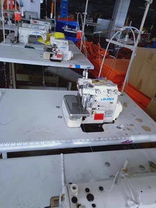 Machine à coudre surjeteuse industrielle d'occasion Jukis 6704 à 3 fils - Product Image 5