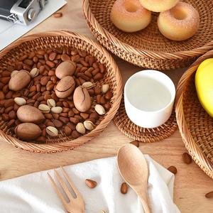 Panier de fruits en rotin rond tissé pour servir et stocker les aliments - Product Image 6