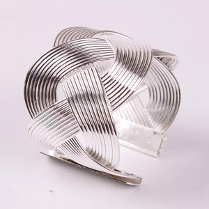 Anneaux de serviette galvanisés en métal attrayants avec anneaux de maintien de serviette de décor de table à bord doré - Product Image 3