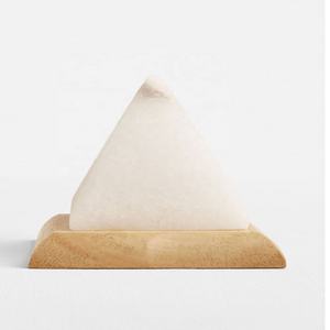Belles lampes à sel sculptées de l'Himalaya en forme de pyramide avec capacité d'émission d'ions naturels de Sian Enterprises - Product Image 1