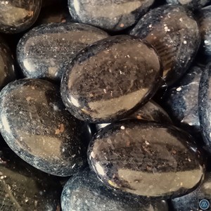 หินนูมไมต์ธรรมชาติคุณภาพพรีเมียม ขัดเงา รูปทรงปาล์ม มีประกายทองแดง เหมาะสำหรับการบำบัดด้วยพลังงาน ความรัก การติดต่อสู่ดิน และการทำสมาธิ จำหน่ายจำนวนมาก - Product Image 6