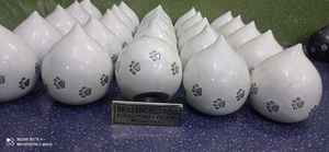 Bouteilles d'enterrement en laiton blanc en forme de goutte d'eau pour la crémation des animaux de compagnie par Brassworld inde - Product Image 2