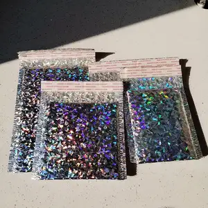 โรงงานขายส่งที่กำหนดเองพิมพ์Glamourขนาดเล็กBubble Mailers Mailing Bags Rainbow Metallic Poly Holographic Bubble Mailers