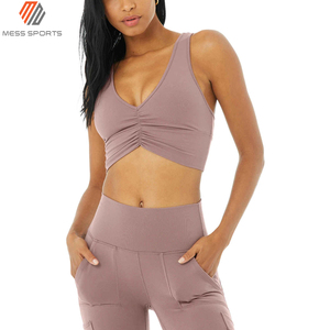 Ensemble de leggings de yoga taille haute avec poches et haut court torsadé de couleur unie, tenue de sport deux pièces pour femme - Product Image 4