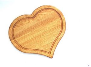 Tabla de cortar de madera hecha a mano en forma de corazón con acabado liso, ideal para uso en cocina y servicio - Product Image 2
