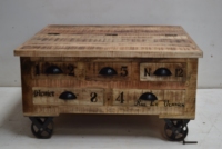 Table basse vintage industrielle faite à la main avec plusieurs tiroirs, en bois massif brut, avec roulettes mobiles, meubles de salon