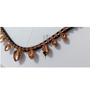 Elegante Banda Frontal para Caballo en Oro Rosa, Accesorio Ecuestre de Lujo y Tendencia, Diseño Ondulado, Hecho de Cuero, Cristales Colgantes, Cinta Adhesiva Abierta - Product Image 1