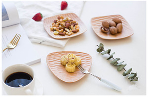 Plateau de service en bois d'acacia fait main, design minimaliste, pour servir les aliments à la maison, assiette en bois non traité - Product Image 6