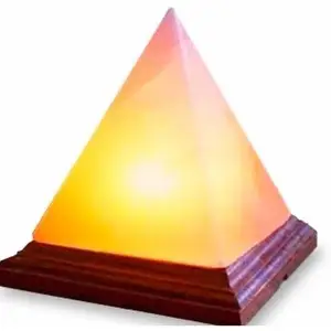 Lámpara con forma de pirámide de sal