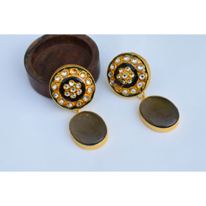 Aretes de aro con incrustaciones de piedras de latón con acabado mate dorado meenakari, estilo tradicional, moderno y hermoso, para niñas y mujeres. - Product Image 1