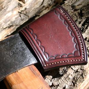 Funda de cuero con hacha personalizada - Product Image 1