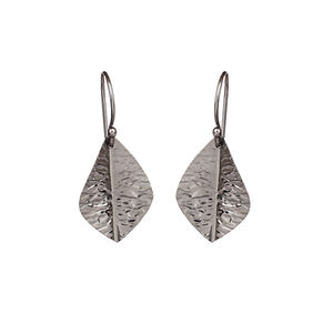 Pendientes de plata de ley 925 con forma de pétalo, joyería hecha a mano con gancho de alambre para la oreja - Product Image 1