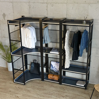 Armoire d'angle moderne et élégante Monster Furniture avec étagères ouvertes pour chambres d'hôtel et villas à piscine
