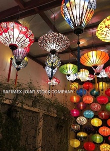 Linterna de Bambú Hecha a Mano en Vietnam, Decoración Colgante para Restaurantes, Fiestas y Bodas, Cubierta de Tela de Seda, Colorida, Venta al Por Mayor para Exportación - Product Image 1