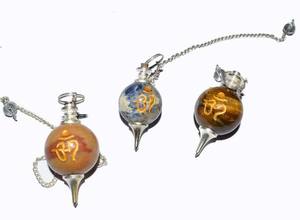 Péndulos Tallados en Ágata con Diseño Feng Shui 2024 |   Collar de Piedras Om Mix para Radiestesia y Reiki al por Mayor - Product Image 2