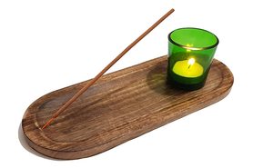 Plateau ovale en bois avec porte-bougie en verre vert et porte-encens, design minimaliste pour utilisation sur table - Product Image 3