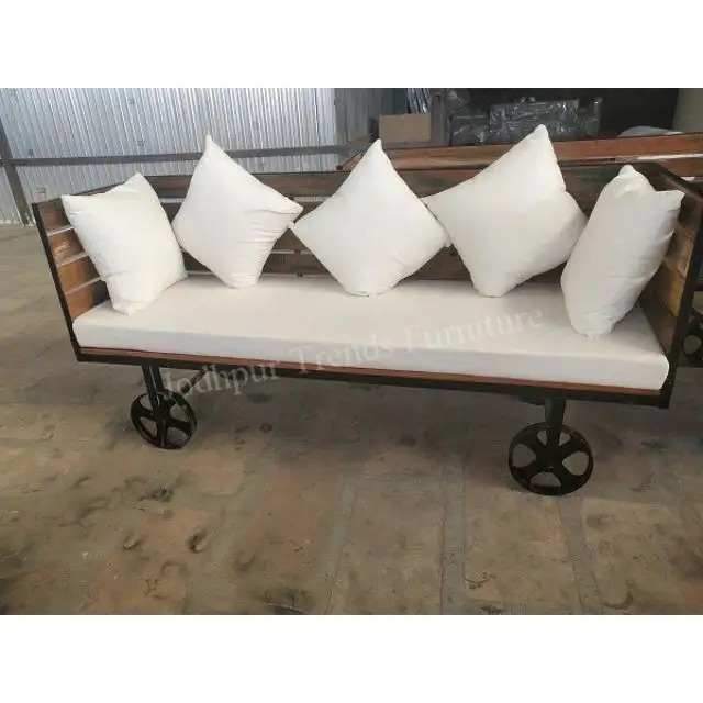 اريكة ذات جودة عالية وتصميم مميز ذات نمط هندي تقليدي