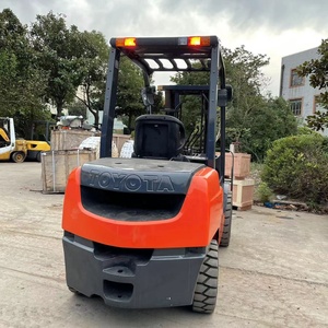 Vente à prix réduit de chariot élévateur diesel Toyota 8FD30 de 3 tonnes avec 3 étages et déplaceur latéral en bon état, faible nombre d'heures - Product Image 3