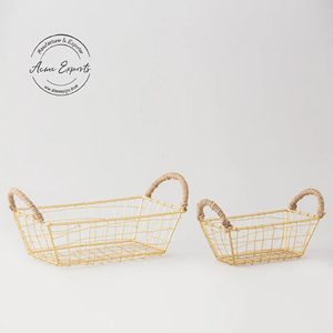 Elegante cesta de alambre de oro con asas resistentes, perfecta para organizar el almacenamiento o el uso de decoración del hogar - Product Image 2