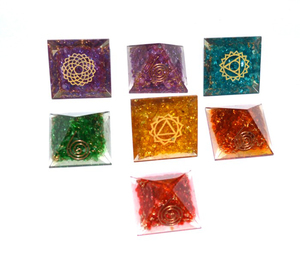 Obtenez la meilleure valeur pour un ensemble de pyramides d'orgone énergétique des chakras gravées : Ensemble de pyramides d'orgone énergétique des chakras gravées en vente - Product Image 1