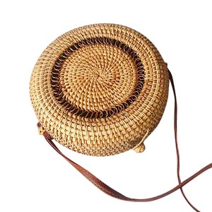 Panier de pique-nique vintage en rotin fait main avec détails en cuir, couleur naturelle, poignée ronde, sac artisanal - Product Image 6