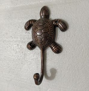 Gancho de pared desmontable de tortuga de latón con acabado antiguo - Product Image 2