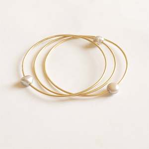 Brazalete de Perlas Hecho a Mano, Brazalete de Latón - Product Image 1